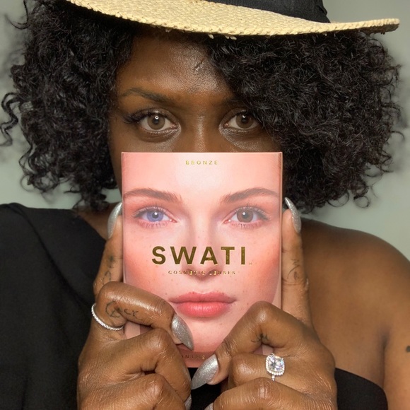 Poshmark Ambassador • 🇨🇦 • Model • Actor - Picture 7 of 15